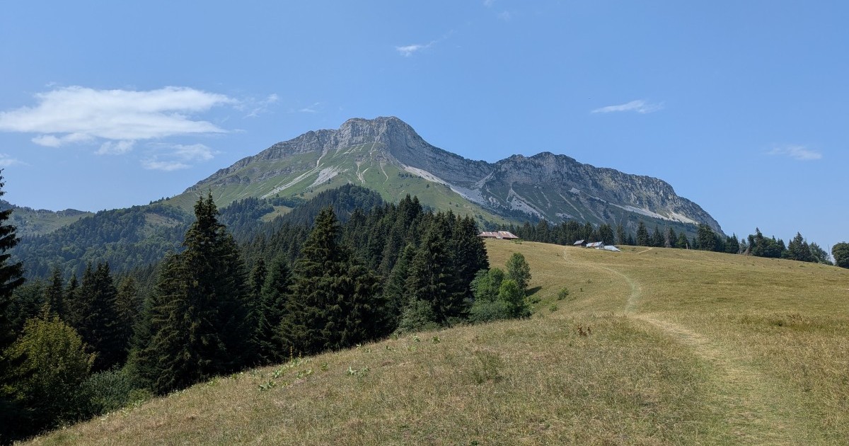 Le mont Colombier dans le massif des Bauges en Savoie. Un alpage au premier plan.